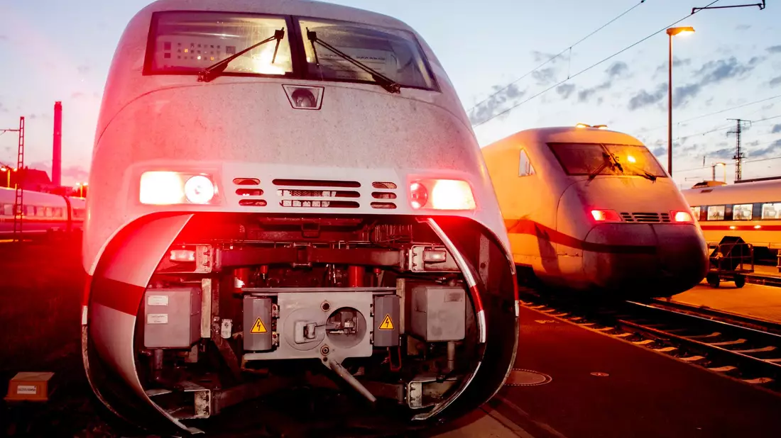 Auch der alte ICE 2 soll nach und nach bis Ende 2027 ausgemustert werden. Von den ursprünglich 44 Zügen verfügt die DB derzeit noch über 39. (Archivbild) - Bild: Christoph Soeder/dpa