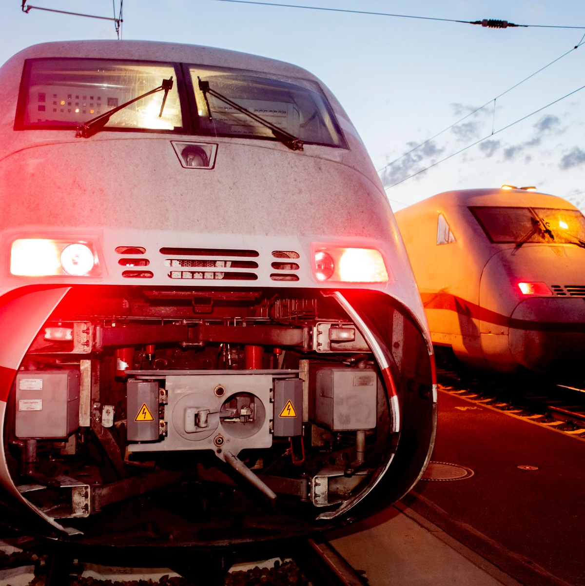 Auch der alte ICE 2 soll nach und nach bis Ende 2027 ausgemustert werden. Von den ursprünglich 44 Zügen verfügt die DB derzeit noch über 39. (Archivbild) - Foto: Christoph Soeder/dpa