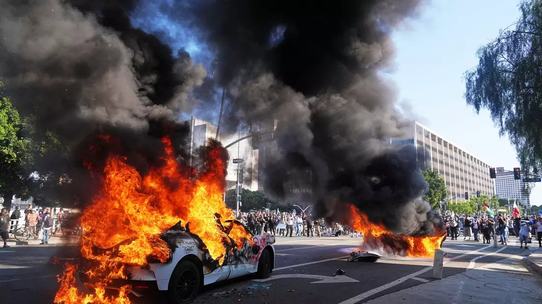 Bei den Protesten waren auch immer wieder mexikanische Flaggen zu sehen. - Bild: Jae C. Hong/AP/dpa