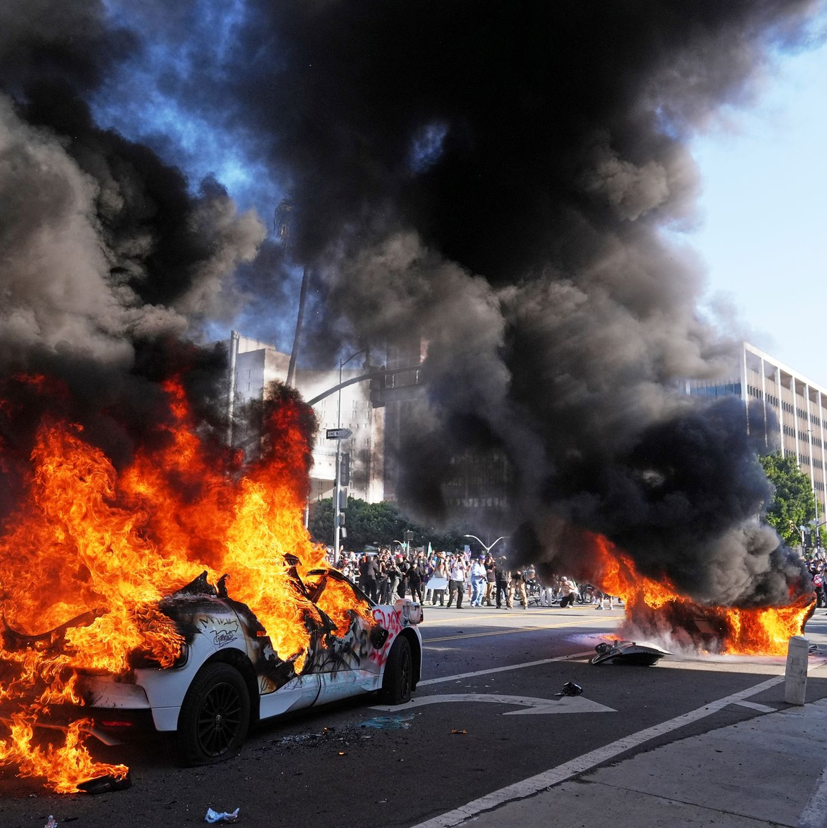 Bei den Protesten waren auch immer wieder mexikanische Flaggen zu sehen. - Foto: Jae C. Hong/AP/dpa