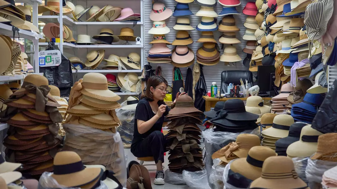 In China belastet eine schwache Nachfrage die Wirtschaftsleistung. (Symbolbild) - Bild: Ng Han Guan/AP/dpa