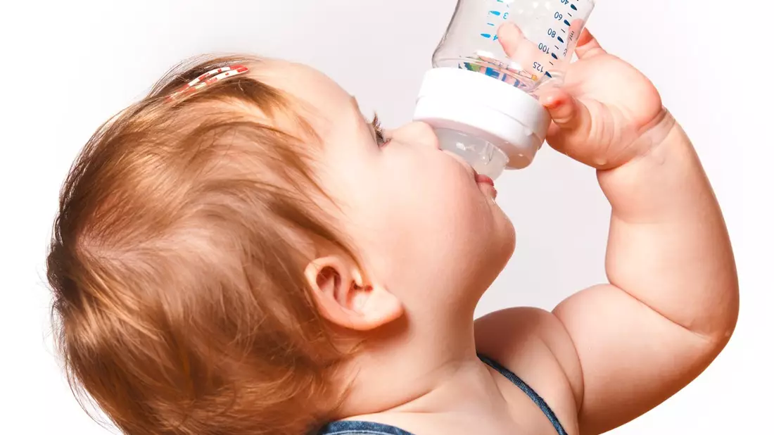 Flüssigkeit: Wie Kinder mehr trinken lernen / Um Wasser attraktiver zu machen, können Eltern Gurken- oder Zitronenscheiben hinzufügen. Süßer Saft allein sollte Tabu sein - Bild: presseportal.de