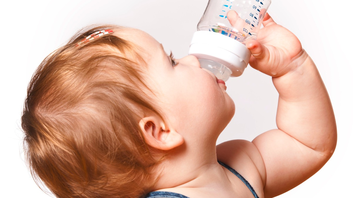 Flüssigkeit: Wie Kinder mehr trinken lernen / Um Wasser attraktiver zu machen, können Eltern Gurken- oder Zitronenscheiben hinzufügen. Süßer Saft allein sollte Tabu sein - Foto: presseportal.de