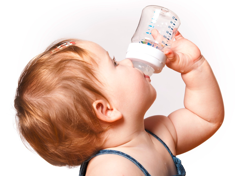 Flüssigkeit: Wie Kinder mehr trinken lernen / Um Wasser attraktiver zu machen, können Eltern Gurken- oder Zitronenscheiben hinzufügen. Süßer Saft allein sollte Tabu sein - Foto: presseportal.de