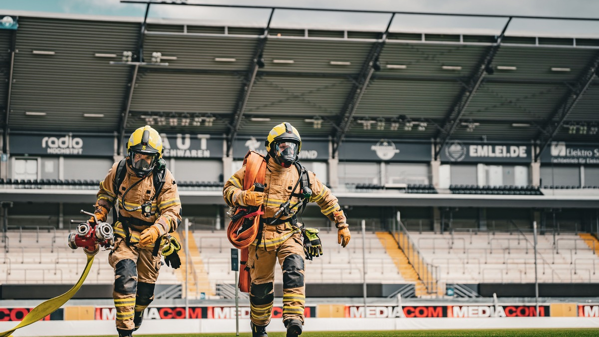 FW-PB: 400 Feuerwehrleute gehen beim Leistungsnachweis an der Home Deluxe-Arena an den Start - Foto: presseportal.de