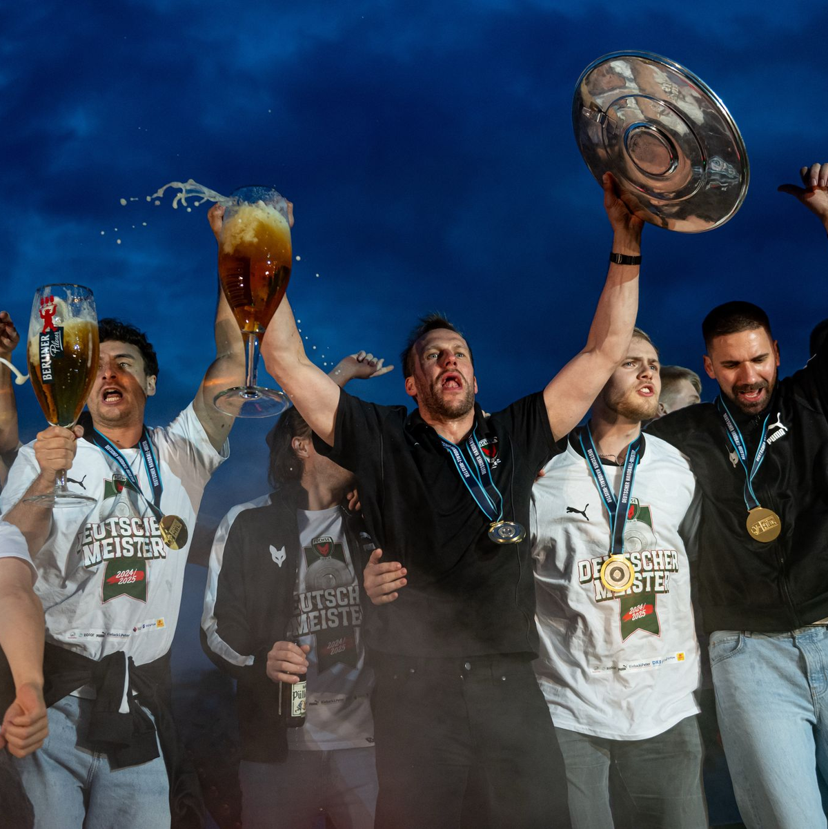 Die Meisterschale blieb nicht lange trocken. - Foto: Fabian Sommer/dpa