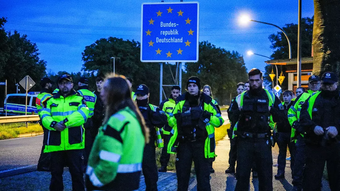 Die deutsche Polizei hat Niederländer daran gehindert, am zweiten Tag in Folge eigenmächtige Kontrollen an der Grenze zu Niedersachsen durchzuführen, um Asylbewerber ausfindig zu machen. - Bild: ANP/dpa