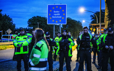 Die deutsche Polizei hat NiederlĂ€nder daran gehindert, am zweiten Tag in Folge eigenmĂ€chtige Kontrollen an der Grenze zu Niedersachsen durchzufĂŒhren, um Asylbewerber ausfindig zu machen. - Foto: ANP/dpa Die deutsche Polizei hat NiederlĂ€nder daran gehindert, am zweiten Tag in Folge eigenmĂ€chtige Kontrollen an der Grenze zu Niedersachsen durchzufĂŒhren, um Asylbewerber ausfindig zu machen. - Foto: ANP/dpa