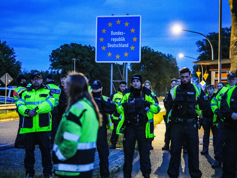Die deutsche Polizei hat Niederländer daran gehindert, am zweiten Tag in Folge eigenmächtige Kontrollen an der Grenze zu Niedersachsen durchzuführen, um Asylbewerber ausfindig zu machen. - Foto: ANP/dpa