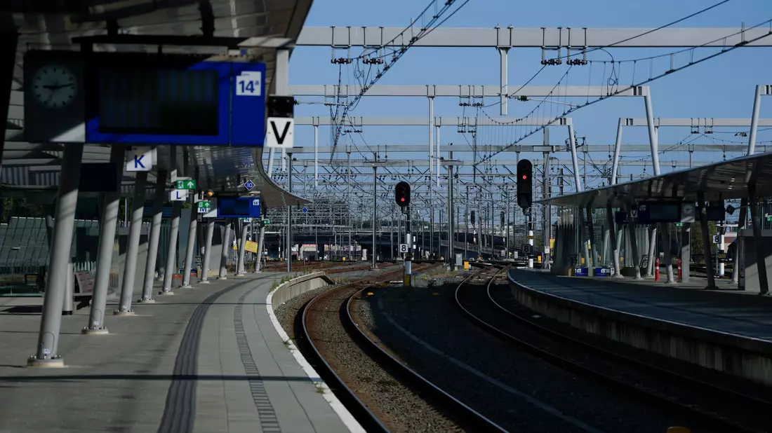 Wegen eines Bahnstreiks in den Niederlanden fallen am Dienstag auch die meisten Züge von Deutschland nach Amsterdam aus (Archivbild). - Bild: Peter Dejong/AP/dpa