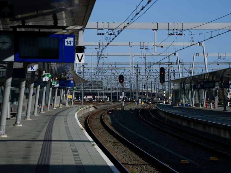 Wegen eines Bahnstreiks in den Niederlanden fallen am Dienstag auch die meisten Züge von Deutschland nach Amsterdam aus (Archivbild). - Foto: Peter Dejong/AP/dpa