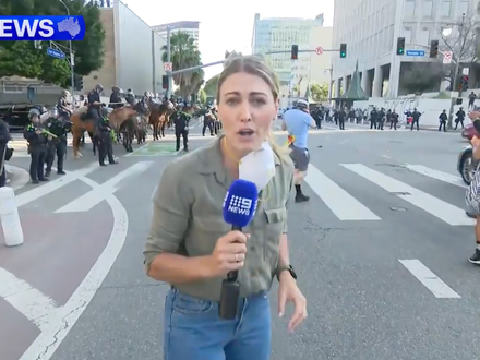 Die Demonstrationen gegen die Abschiebung von Einwanderern ohne Papiere führen teils zu gefährlichen Momenten. - Foto: 9news Australia/AAP/dpa