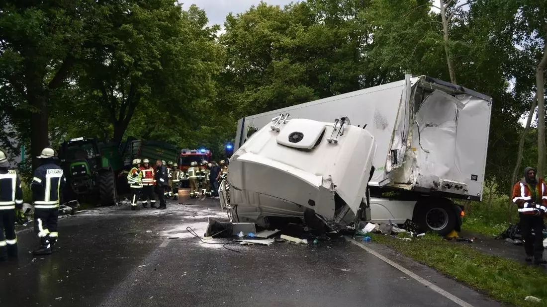 POL-ROW: ++ B 75: Schwerer Verkehrsunfall zwischen Rotenburg und Waffensen ++ - Bild: presseportal.de