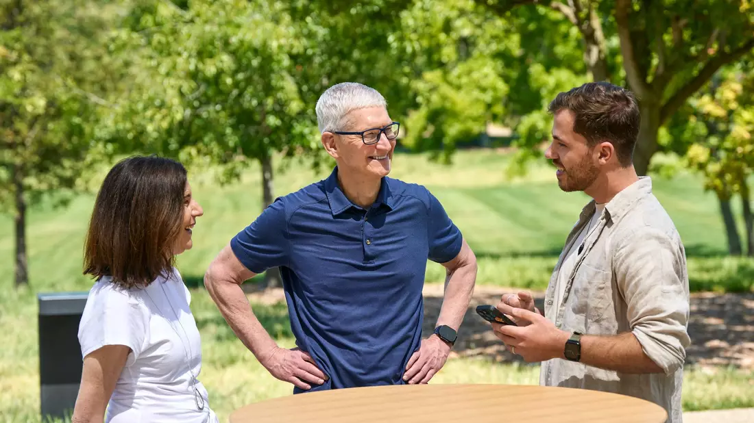 Ein Dresdner Student (r) gewinnt einen Entwickler-Wettbewerb von Apple für Studenten. - Bild: Apple/dpa