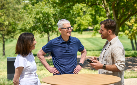 Ein Dresdner Student (r) gewinnt einen Entwickler-Wettbewerb von Apple für Studenten. - Foto: Apple/dpa