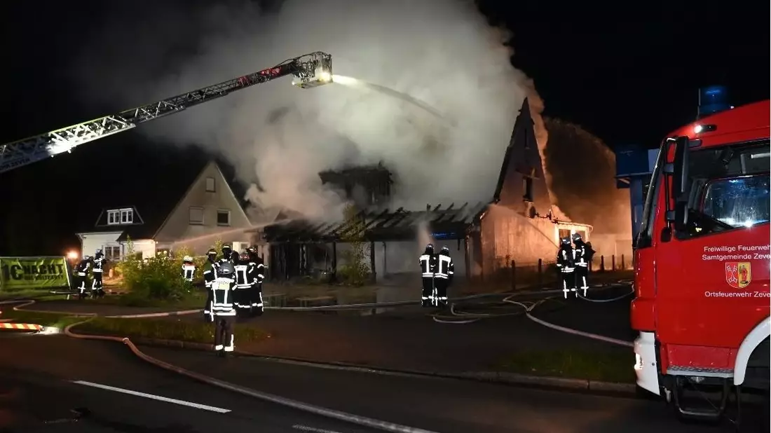 POL-ROW: ++ Zeven: Großbrand in der Kivinanstraße ++ - Bild: presseportal.de