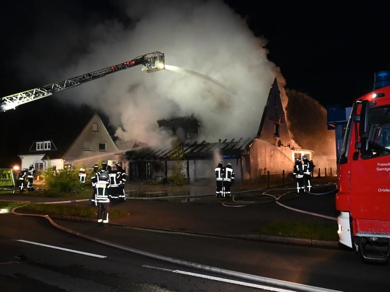 POL-ROW: ++ Zeven: Großbrand in der Kivinanstraße ++ - Foto: presseportal.de