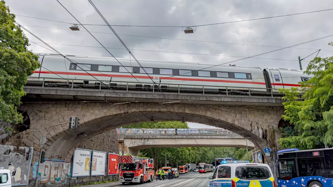 Viel Geduld mussten Fahrgäste eines liegengebliebenen ICEs haben, der am Montag in Köln strandete: Die letzten Fahrgäste konnten den Zug erst nach fünf Stunden und 20 Minuten verlassen. - Bild: Daniel Evers/dpa