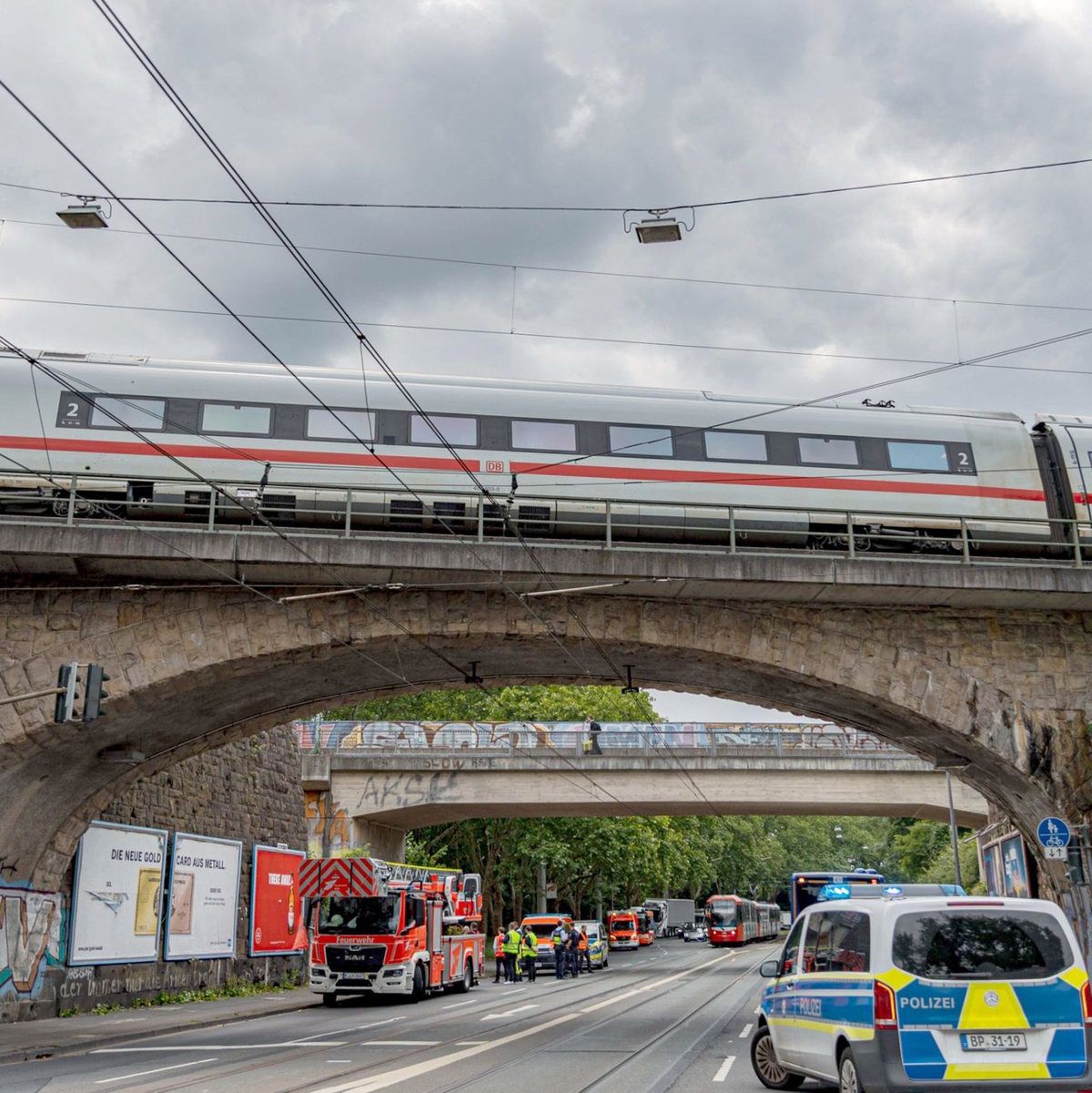Viel Geduld mussten Fahrgäste eines liegengebliebenen ICEs haben, der am Montag in Köln strandete: Die letzten Fahrgäste konnten den Zug erst nach fünf Stunden und 20 Minuten verlassen. - Foto: Daniel Evers/dpa
