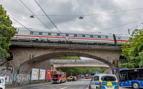 Viel Geduld mussten Fahrgäste eines liegengebliebenen ICEs haben, der am Montag in Köln strandete: Die letzten Fahrgäste konnten den Zug erst nach fünf Stunden und 20 Minuten verlassen. - Foto: Daniel Evers/dpa