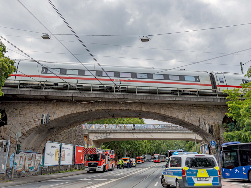 Viel Geduld mussten Fahrgäste eines liegengebliebenen ICEs haben, der am Montag in Köln strandete: Die letzten Fahrgäste konnten den Zug erst nach fünf Stunden und 20 Minuten verlassen. - Foto: Daniel Evers/dpa