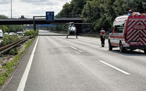 FW-NE: Verkehrsunfall auf der A57 | Eine Person aus PKW befreit - Foto: presseportal.de