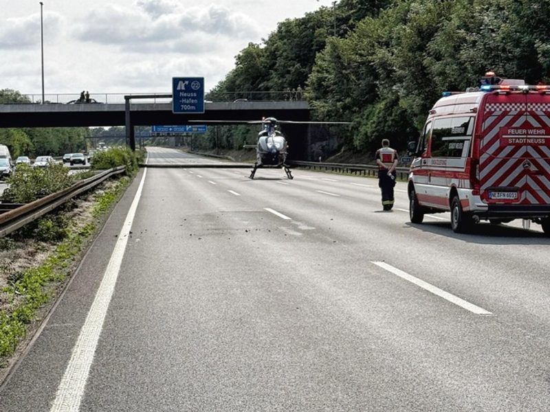 FW-NE: Verkehrsunfall auf der A57 | Eine Person aus PKW befreit - Foto: presseportal.de