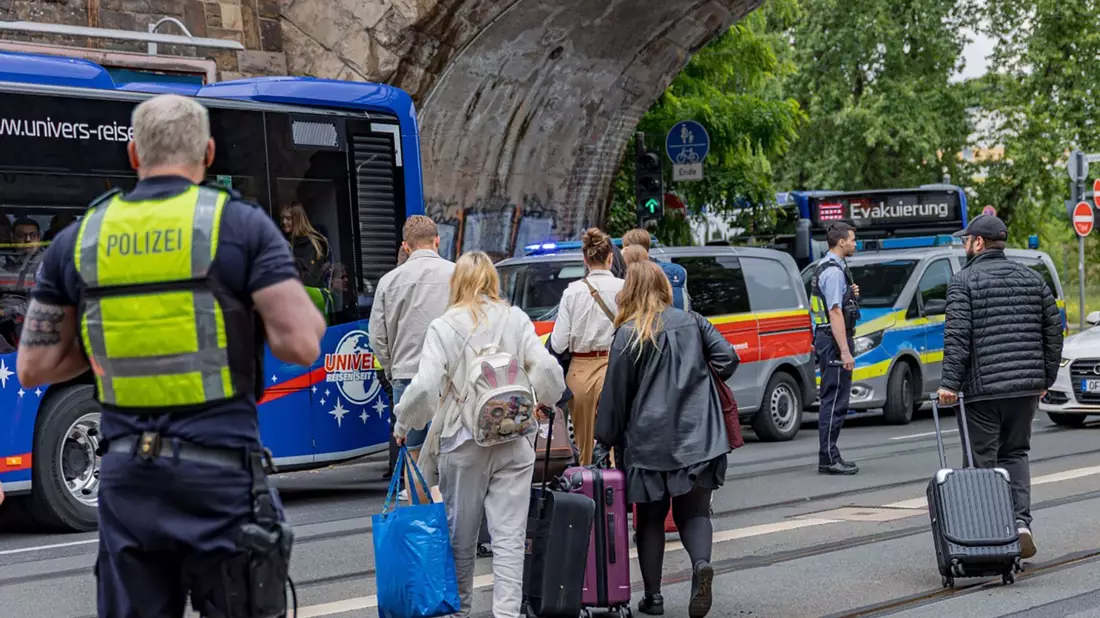 Erst nach vielen Stunden konnten Fahrgäste eines liegengebliebenen ICEs in Köln den Zug verlassen. - Bild: Daniel Evers/dpa
