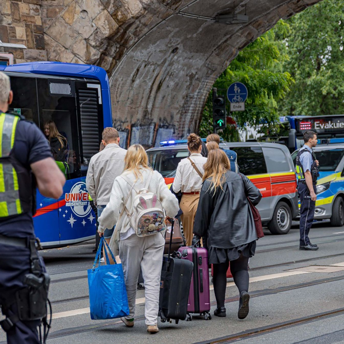 Erst nach vielen Stunden konnten Fahrgäste eines liegengebliebenen ICEs in Köln den Zug verlassen. - Foto: Daniel Evers/dpa