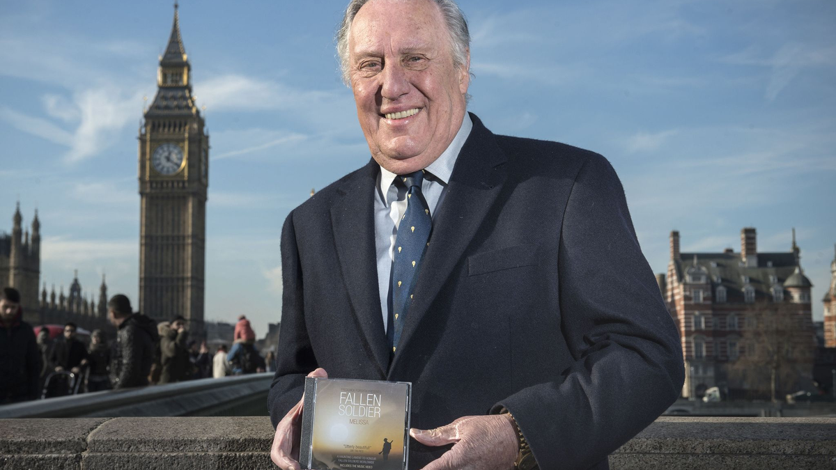 Forsyth arbeitete lange als Journalist im Ausland. (Archivbild) - Foto: Anthony Devlin/PA Wire/dpa