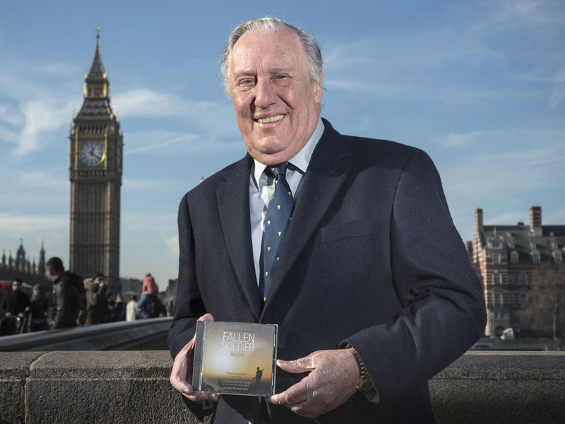 Forsyth arbeitete lange als Journalist im Ausland. (Archivbild) - Foto: Anthony Devlin/PA Wire/dpa