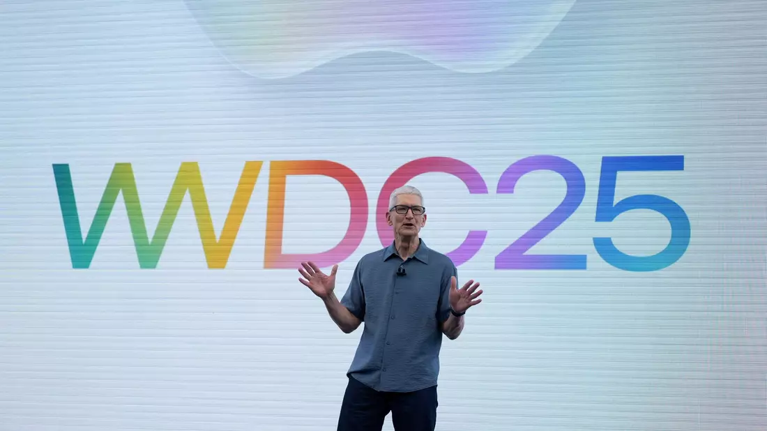 Apple-Chef Tim Cook begrüßte die Teilnehmer der WWDC mit einer kurzen Ansprache. Die  Neuigkeiten stellte der Konzern wieder mit einem Video vor. - Bild: Jeff Chiu/AP/dpa
