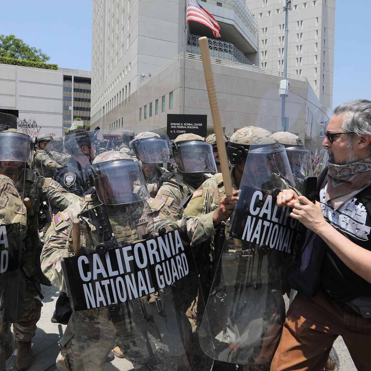 Seit Tagen demonstrieren Menschen in Kalifornien gegen die Einsätze der Einwanderungsbehörde ICE. - Foto: Qiu Chen/XinHua/dpa