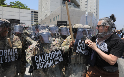 Seit Tagen demonstrieren Menschen in Kalifornien gegen die Einsätze der Einwanderungsbehörde ICE. - Foto: Qiu Chen/XinHua/dpa