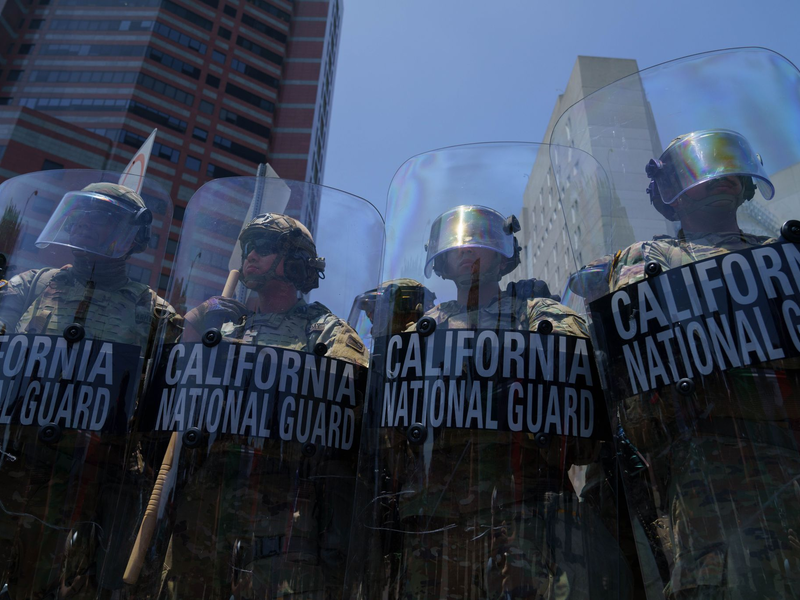 Soldaten der kalifornischen Nationalgarde stehen Wache. - Foto: Daniel Powell/ZUMA Press Wire/dpa