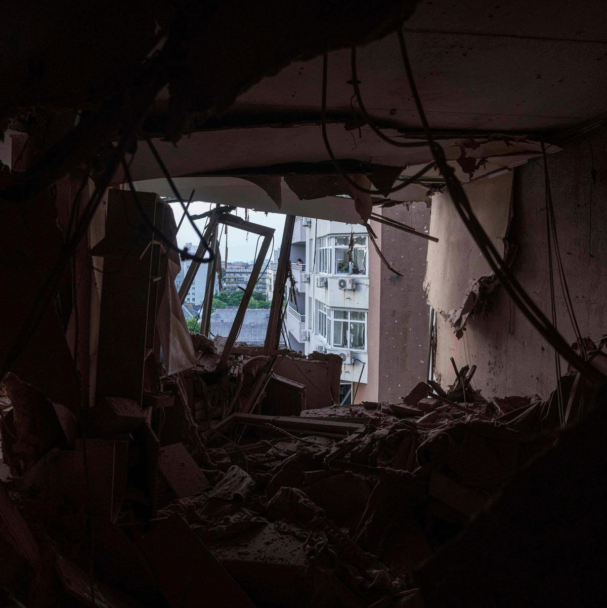 Auch Kiew wurde in der Nacht wieder angegriffen. (Archivbild) - Foto: Evgeniy Maloletka/AP/dpa