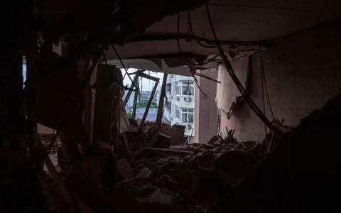 Immer wieder greift Russland auch Kiew an. - Foto: Evgeniy Maloletka/AP/dpa