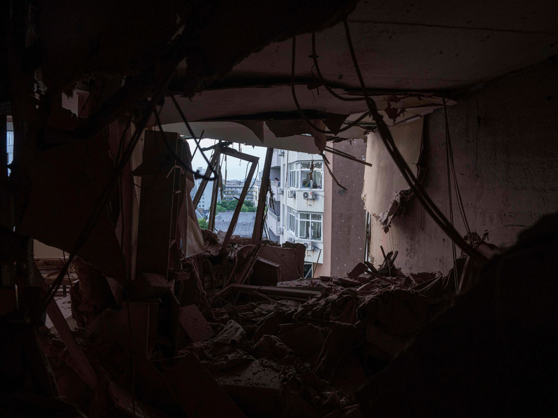 Immer wieder greift Russland auch Kiew an. - Foto: Evgeniy Maloletka/AP/dpa