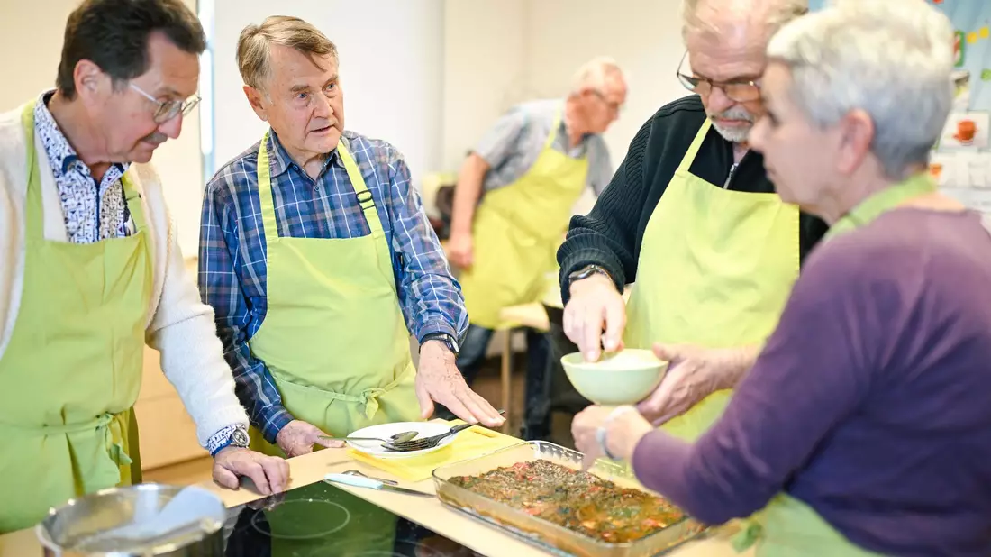 In einer Lehrküche begegnen sich in Ludwigshafen einmal im Monat Männer, die mehr verbindet als Kochen. - Bild: Uwe Anspach/dpa
