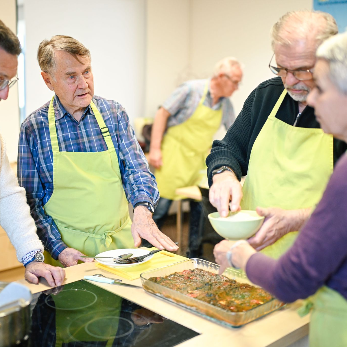 In einer Lehrküche begegnen sich in Ludwigshafen einmal im Monat Männer, die mehr verbindet als Kochen. - Foto: Uwe Anspach/dpa