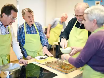 In einer Lehrküche begegnen sich in Ludwigshafen einmal im Monat Männer, die mehr verbindet als Kochen. - Foto: Uwe Anspach/dpa