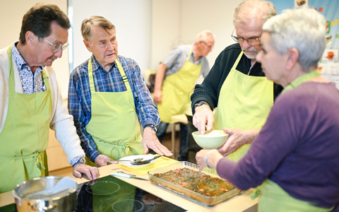 In einer Lehrküche begegnen sich in Ludwigshafen einmal im Monat Männer, die mehr verbindet als Kochen. - Foto: Uwe Anspach/dpa In einer Lehrküche begegnen sich in Ludwigshafen einmal im Monat Männer, die mehr verbindet als Kochen. - Foto: Uwe Anspach/dpa