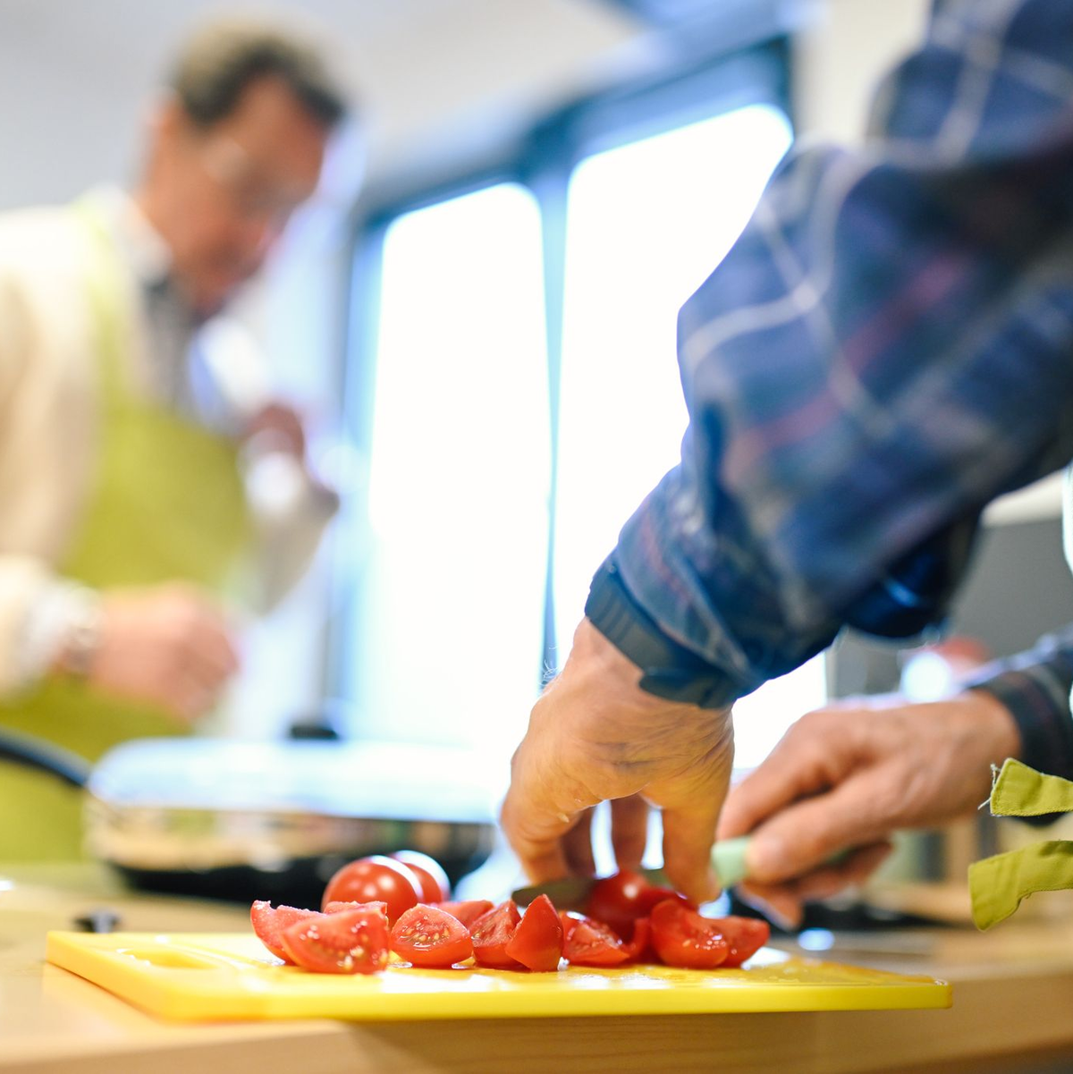 Viele Sätze in der Küche beginnen mit «Sie hat immer» oder «Früher haben wir». - Foto: Uwe Anspach/dpa