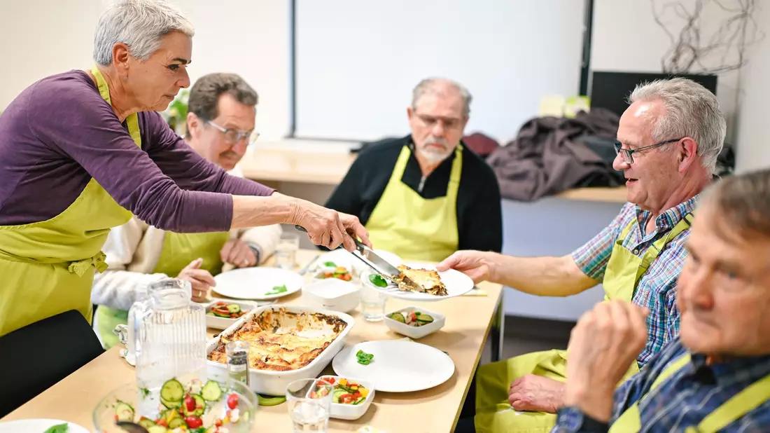 Offiziell heißt der Termin «Das Leben wieder schmecken: Kochkurs für trauernde Männer» - Bild: Uwe Anspach/dpa