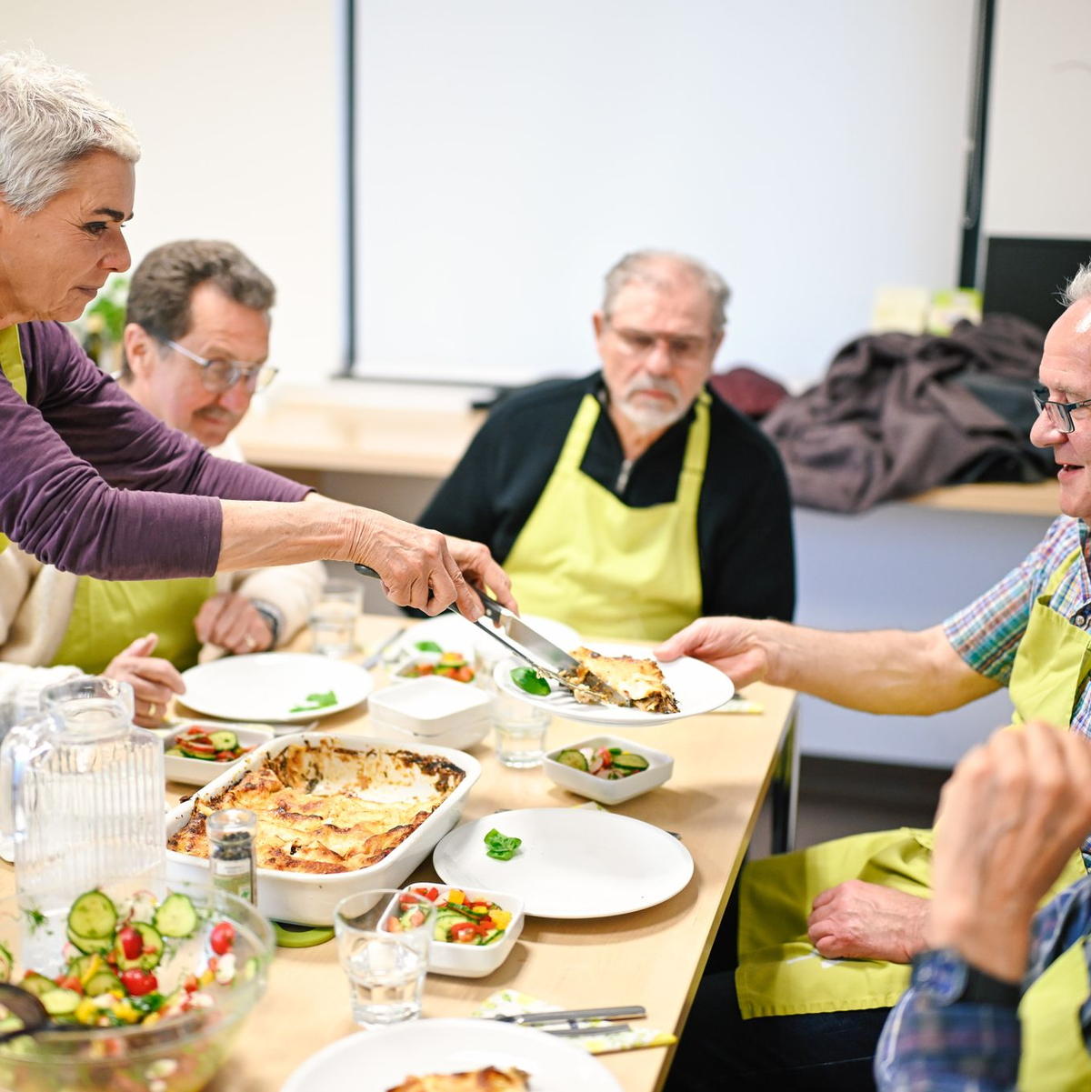 Offiziell heißt der Termin «Das Leben wieder schmecken: Kochkurs für trauernde Männer» - Foto: Uwe Anspach/dpa