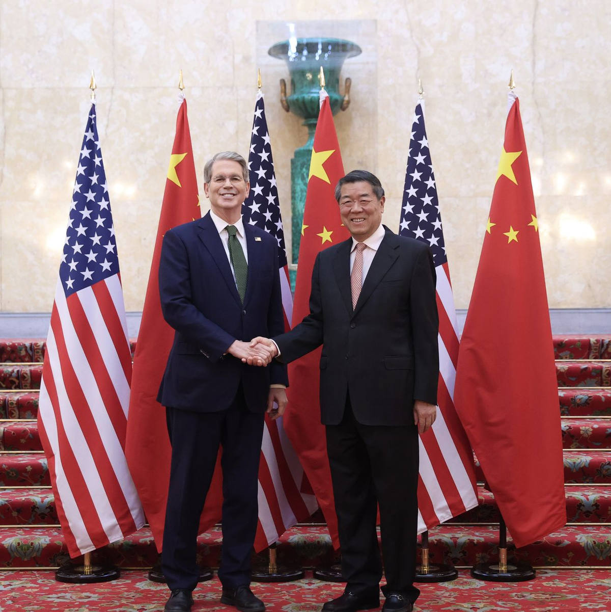 US-Finanzminister Bessent und sein chinesischer Amtskollege He sprachen diesmal über Handelsbeschränkungen.  - Foto: Li Ying/XinHua/dpa