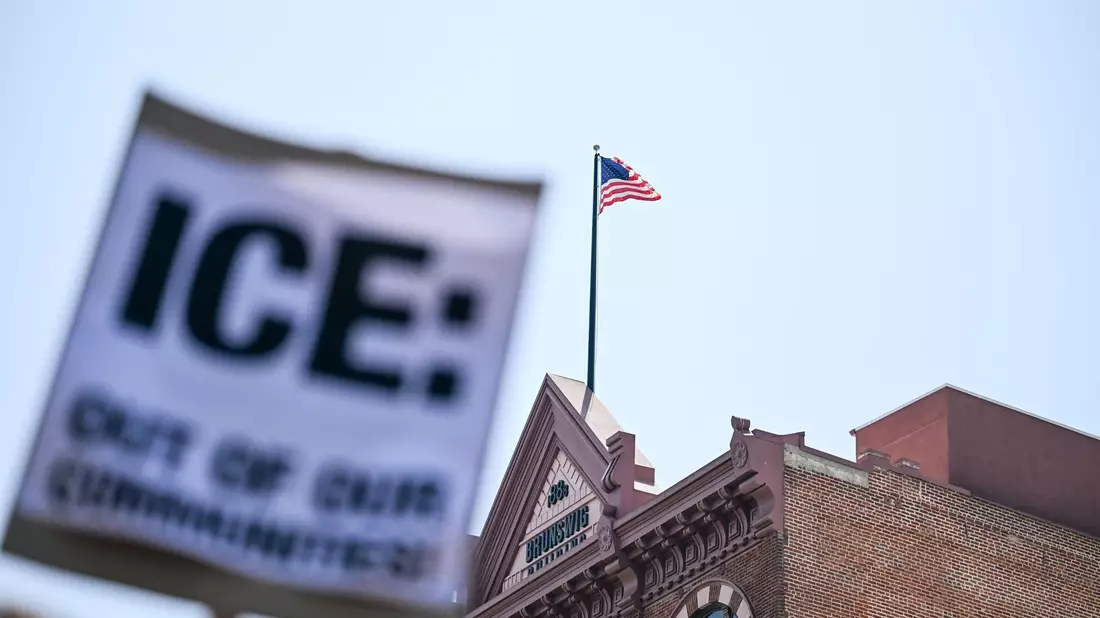Menschen protestieren gegen die US-Migrationspolitik in Downtown LA. - Bild: Maximilian Haupt/dpa