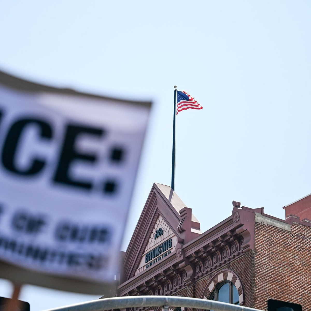 Die Proteste in Los Angeles richten sich gegen die Migrationspolitik Trumps.  - Foto: Maximilian Haupt/dpa