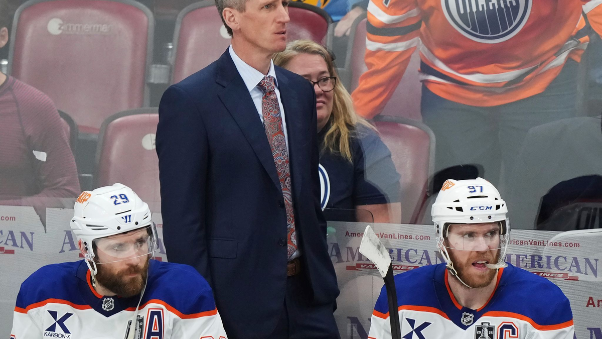 Oilers-Coach Kris Knoblauch und seine Stars Leon Draisaitl (r) und Connor McDavid haben die dritte Final-Partie bei den Florida Panthers verloren. - Foto: Nathan Denette/The Canadian Press/AP/dpa