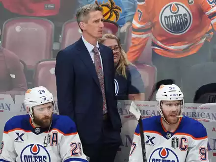 Leon Draisaitl (r) schoss die Oilers erneut zum Sieg in der Verlängerung. - Foto: Nathan Denette/The Canadian Press/AP/dpa